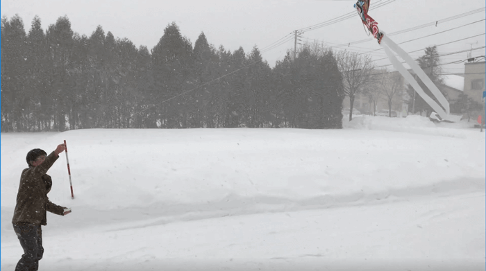 吹雪の中の凧揚げ